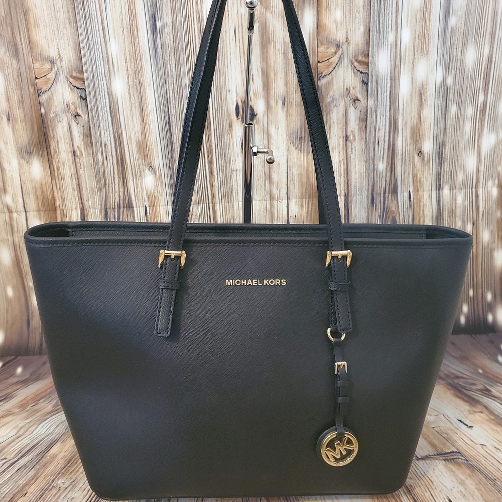 Michael Kors Jet Set MediumSaffiano Leather Top-Zip Tote